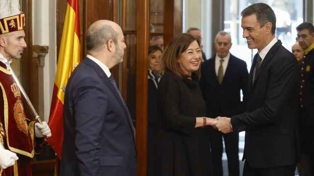 La presidenta del Congreso, Francina Armengol, saluda a Pedro Sánchez a su llegada a la Cámara Baja.