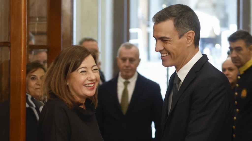 La presidenta del Congreso, Francina Armengol, saluda a Pedro Sánchez a su llegada a la Cámara Baja.