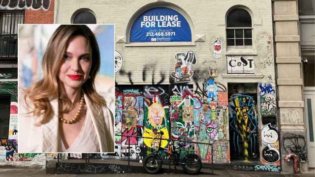Detalle de Angelina Jolie junto a la fachada del edificio en Manhattan.