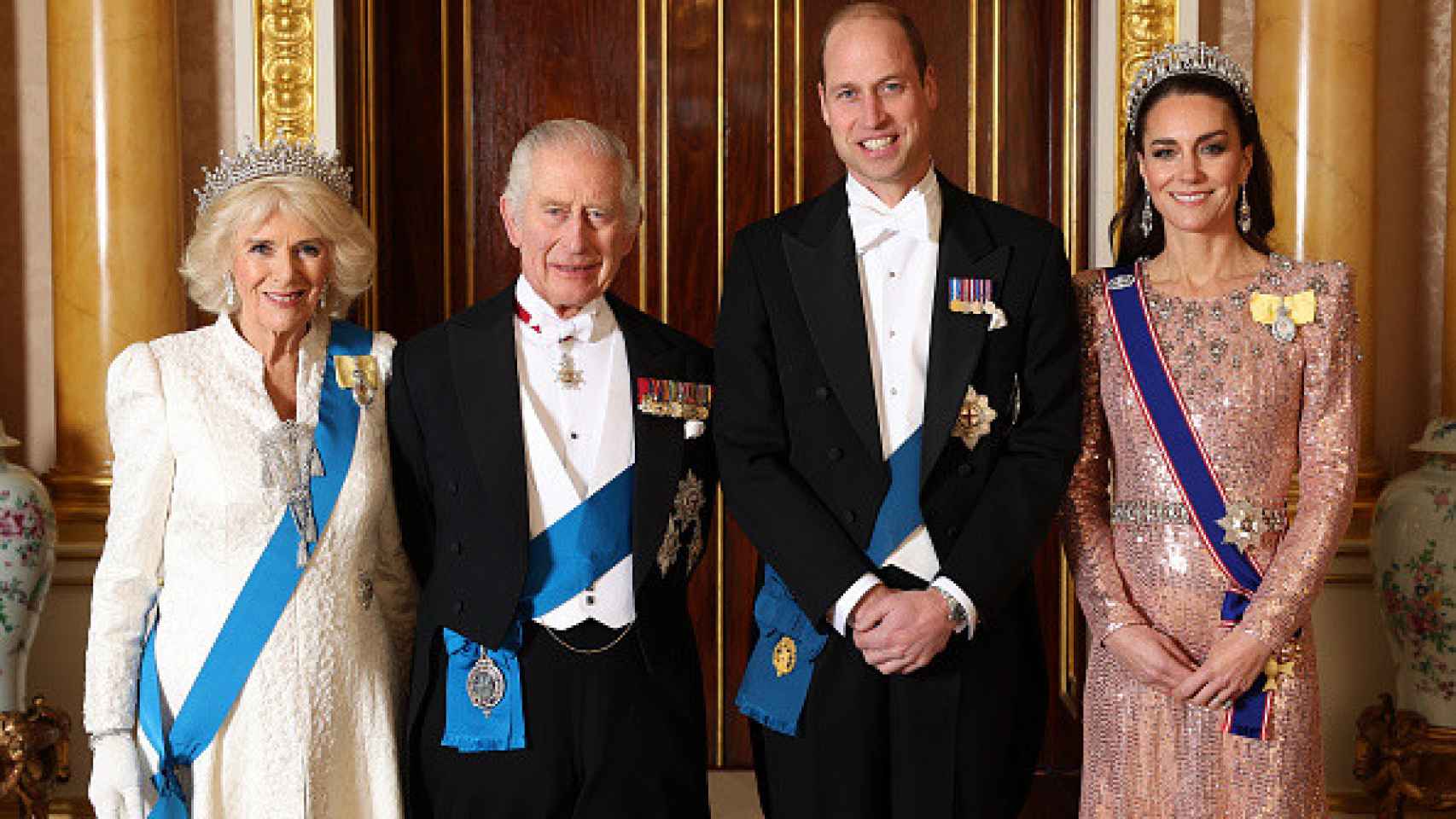 Sus Majestades los Reyes de Inglaterra y los príncipes de Gales en la tradicional cena de recepción diplomática.