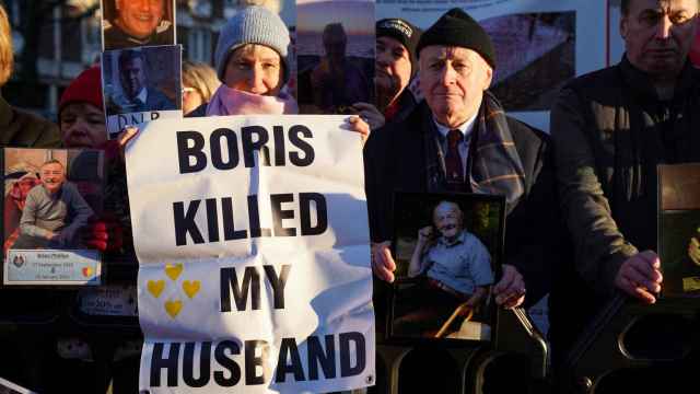 Varias personas se han manifestado este miércoles contra Boris Johnson por su gestión de la pandemia.