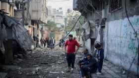 Palestinos en Jan Yunis tras un bombardeo israelí.