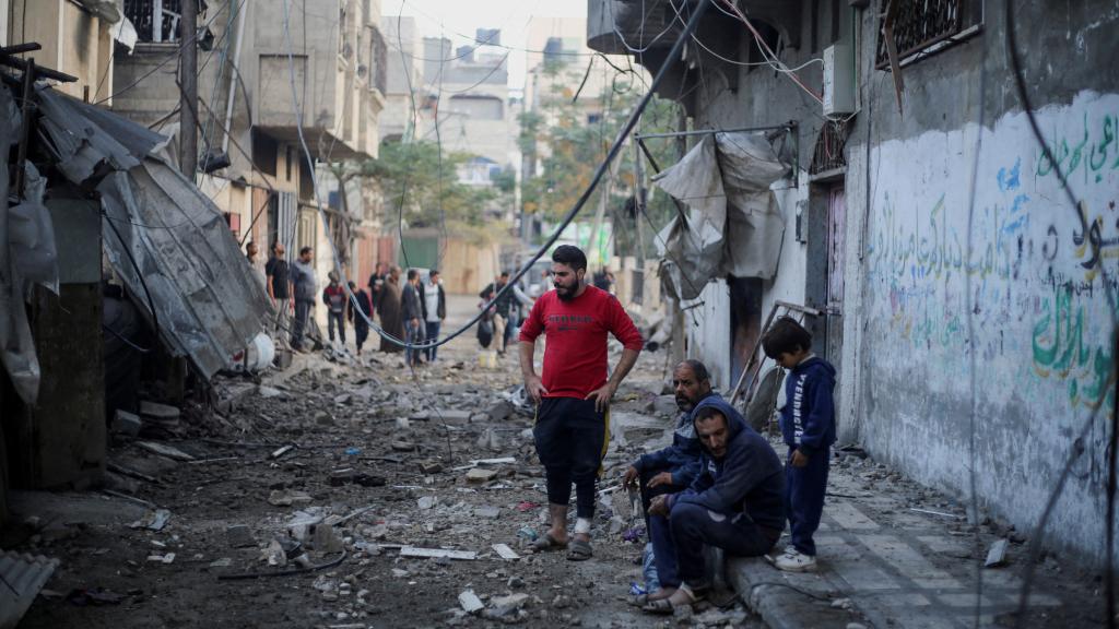 Palestinos en Jan Yunis tras un bombardeo israelí.