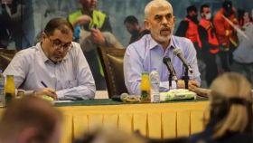 Yahya Sinwar (derecha) en una conferencia de prensa