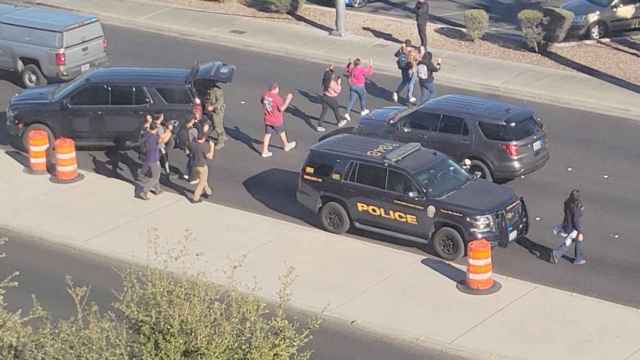 Estudiantes son evacuados del campus tras el tiroteo en la Universidad de Nevada en Las Vegas.