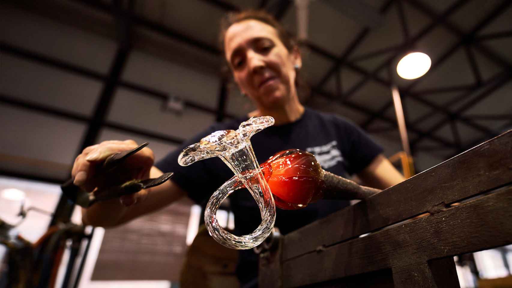 Técnica de soplado del vidrio en la Real Fábrica de Cristales de La Granja