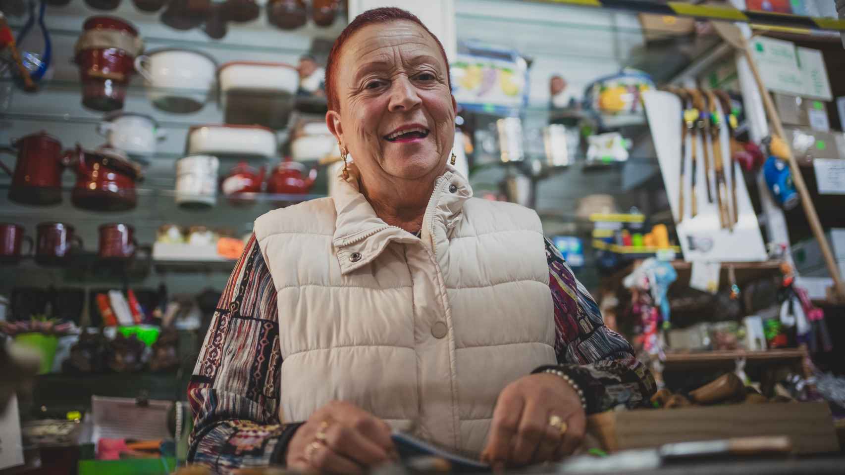 Ana María Pulido tras el mostrador de Legazpi, una de las muchas tiendas de regalos y productos típicos de Taramundi.