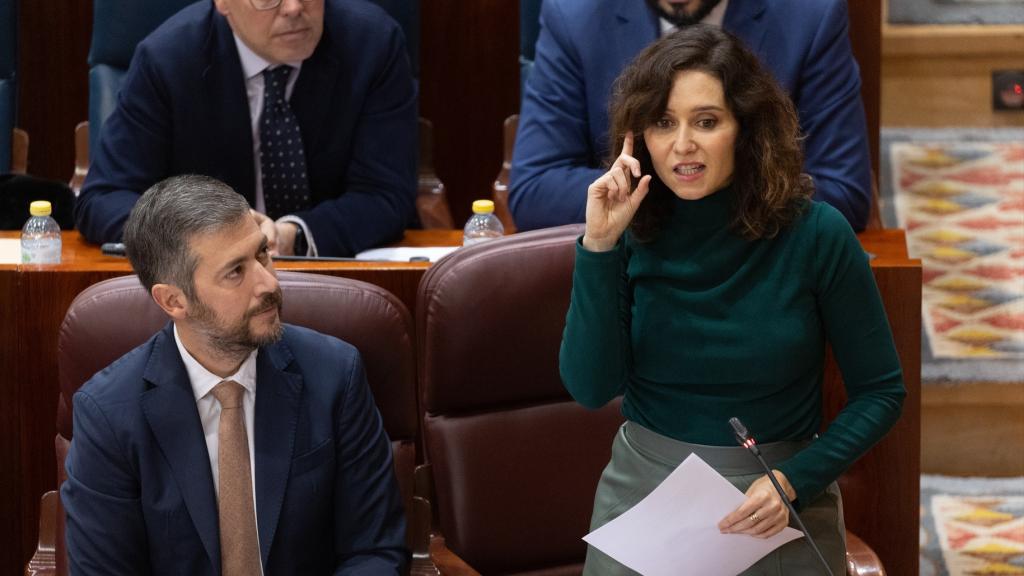 La presidenta Ayuso respondiendo a Juan Lobato en la Asamblea, este jueves.