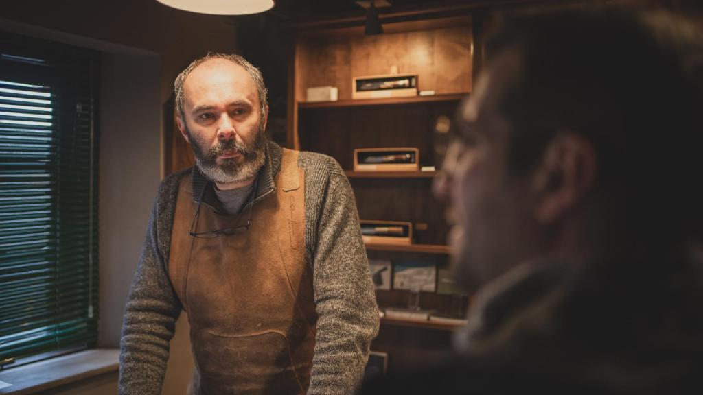 Juan Carlos Quintana en la tienda de su Museo de la Cuchillería, en la aldea de Pardiñas, Taramundi.