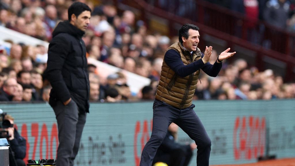 Unai Emery, junto a Mikel Arteta en un partido de la Premier League.