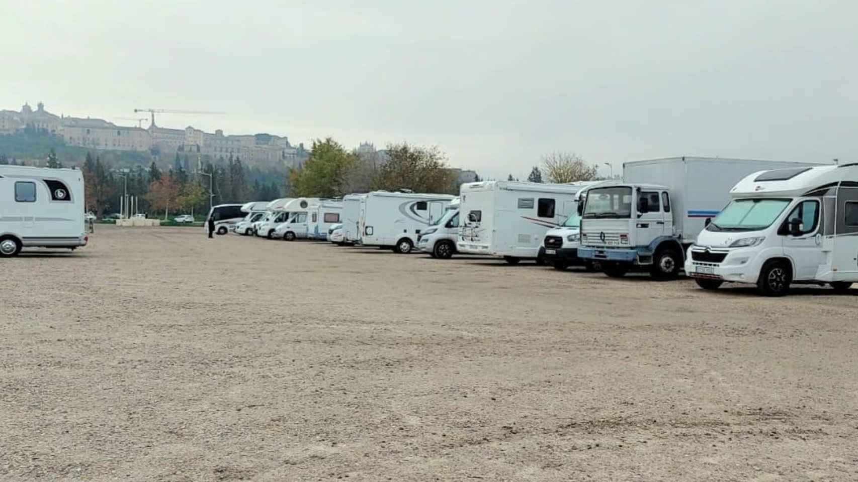 Caravanas aparcadas en el parking de Santa Teresa. Foto: Juan Manuel Guío