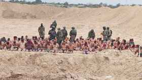 Cerca de setenta hombres desnudados, arrodillados y vendados por el Ejército israelí este jueves en Gaza.