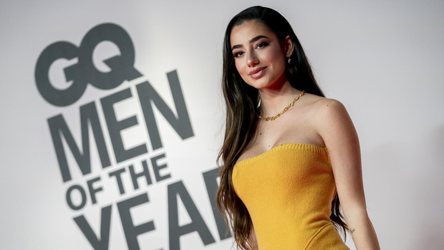 La 'influencer' Lola Lolita posa durante el photocall previo a la gala de premio Hombres del Año.