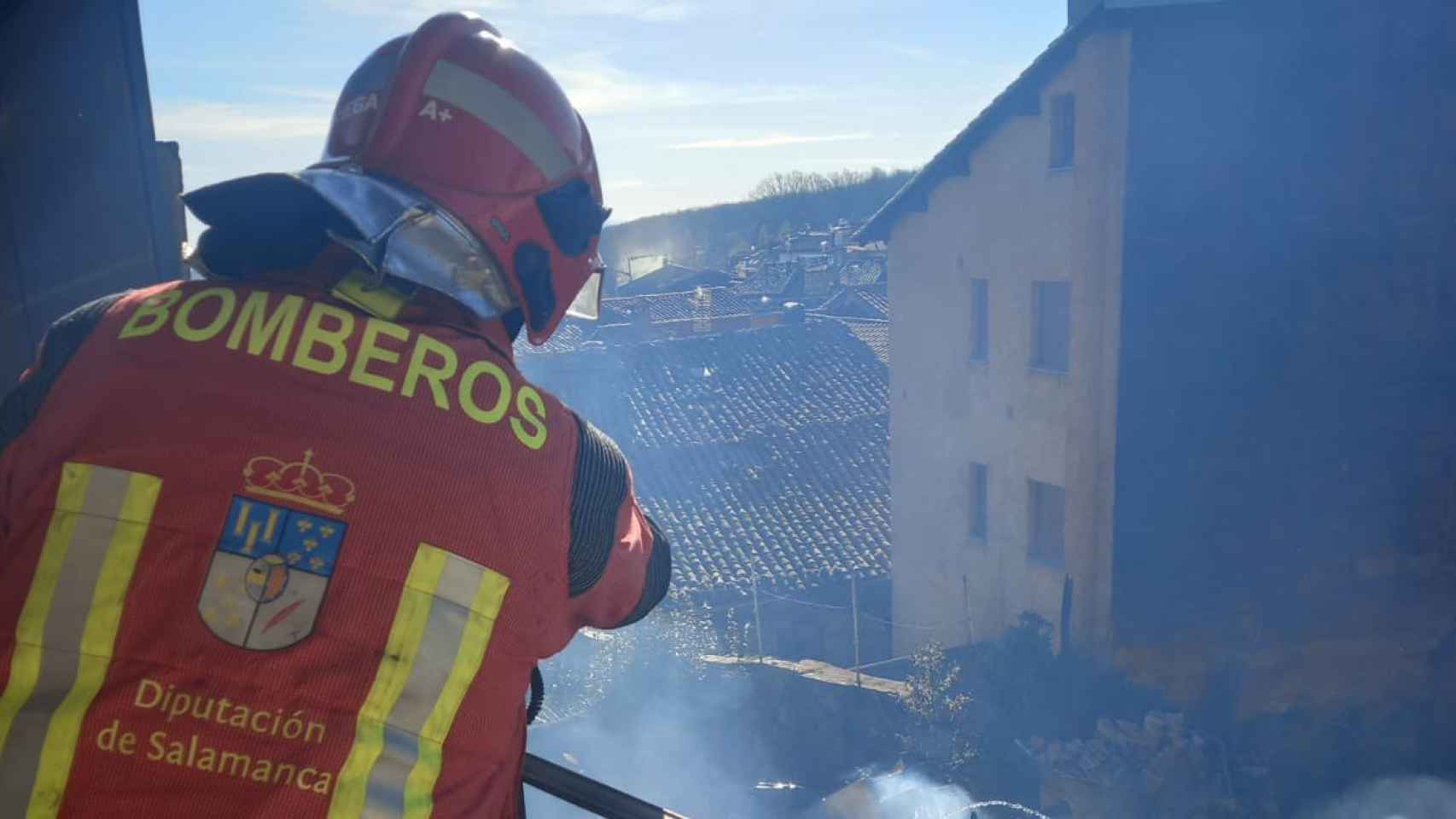 Imagen de archivo de un bombero de la Diputación de Salamanca extinguiendo un incendio