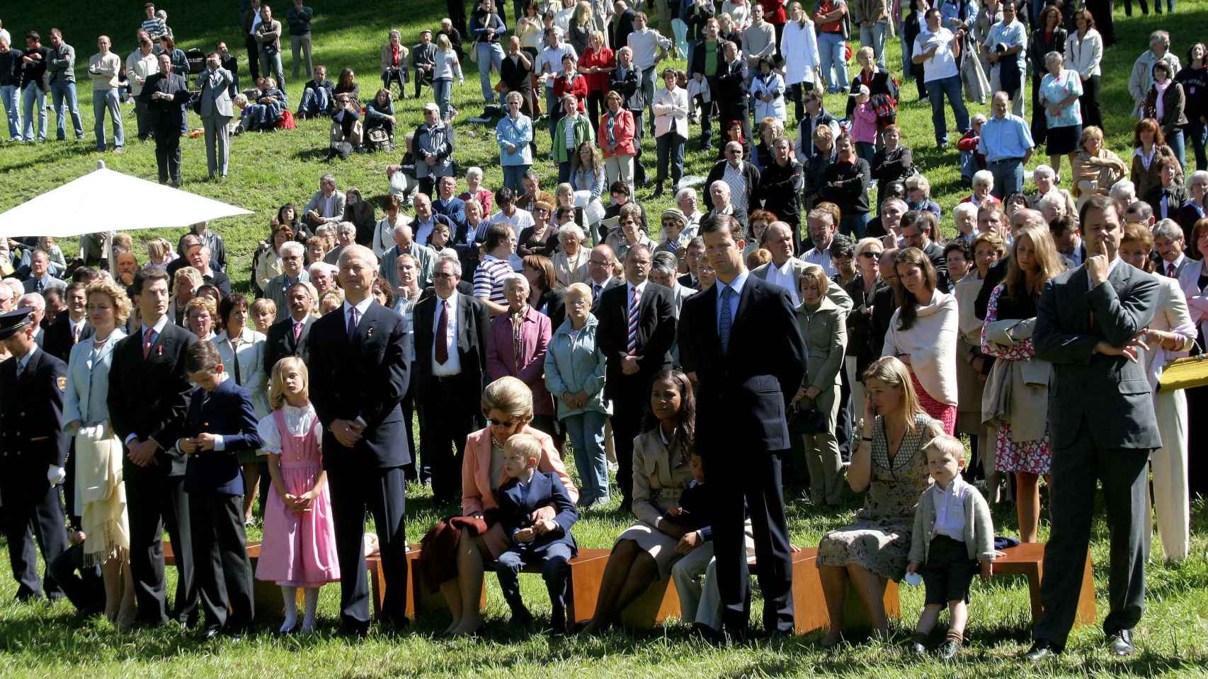 Día Nacional de Liechtenstein, año 2006. El príncipe Constantino aparece en primera fila.