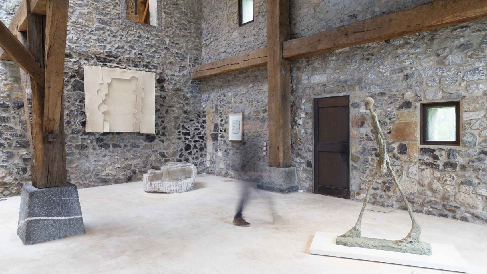 Una de las salas del caserío  con 'Homme qui marche II', 1960, de Alberto Giacometti,  en primer plano. Foto: Telmo Sánchez Ugalde