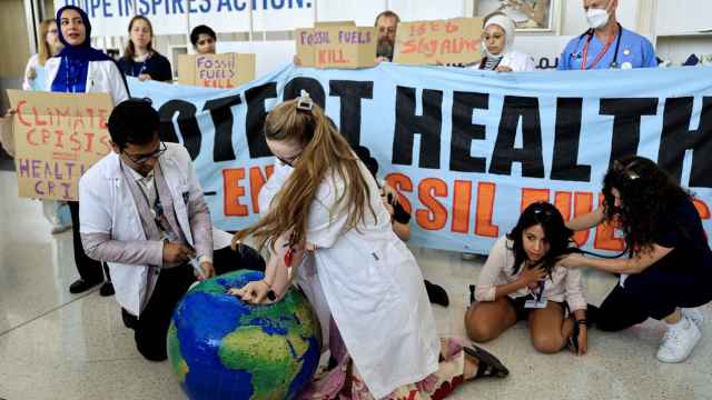 Una protesta durante la COP28 que recuerda que el planeta está en cuidados intensivos. Thaier Al-Sudani Reuters