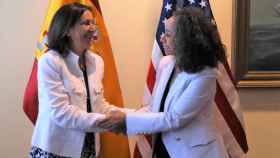La embajadora de EEUU, Julissa Reynoso, saluda a la ministra de Defensa, Margarita Robles, el pasado mes de mayo.