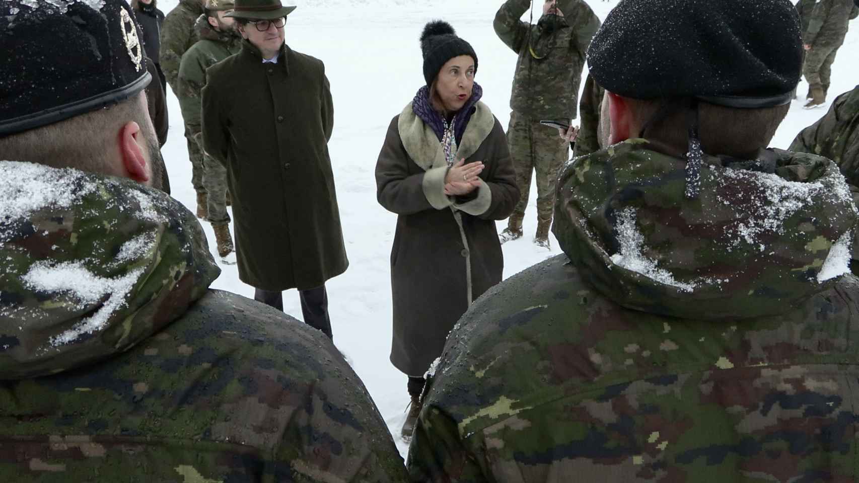 La ministra de Defensa española, Margarita Robles en una visita a los militares españoles en Adazi (Letonia) este lunes.