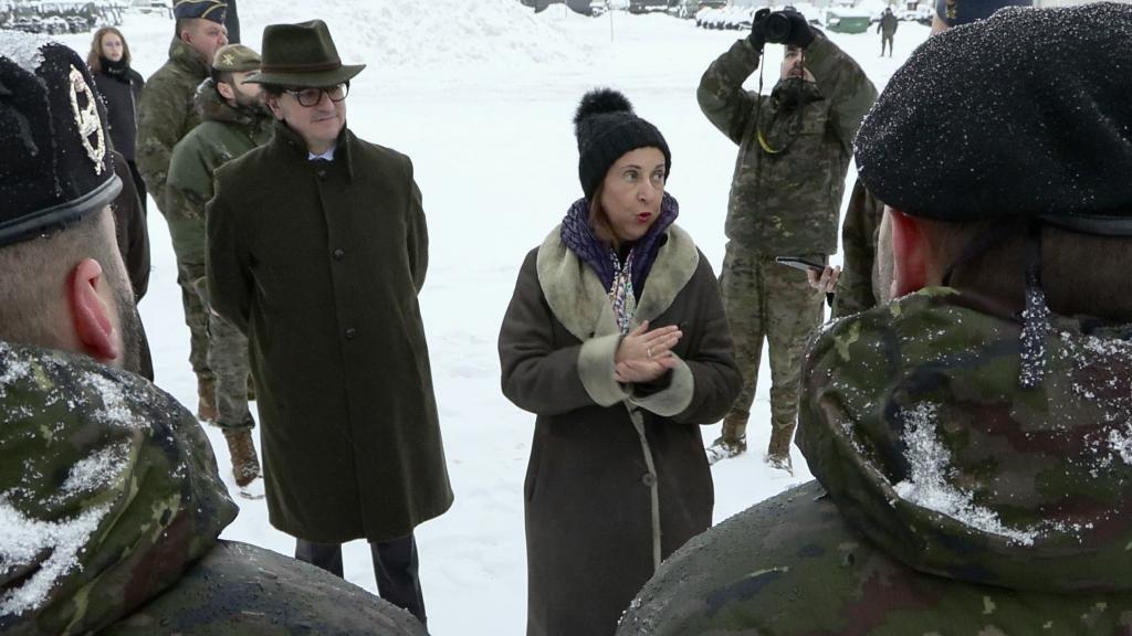 La ministra de Defensa española, Margarita Robles en una visita a los militares españoles en Adazi (Letonia) este lunes.