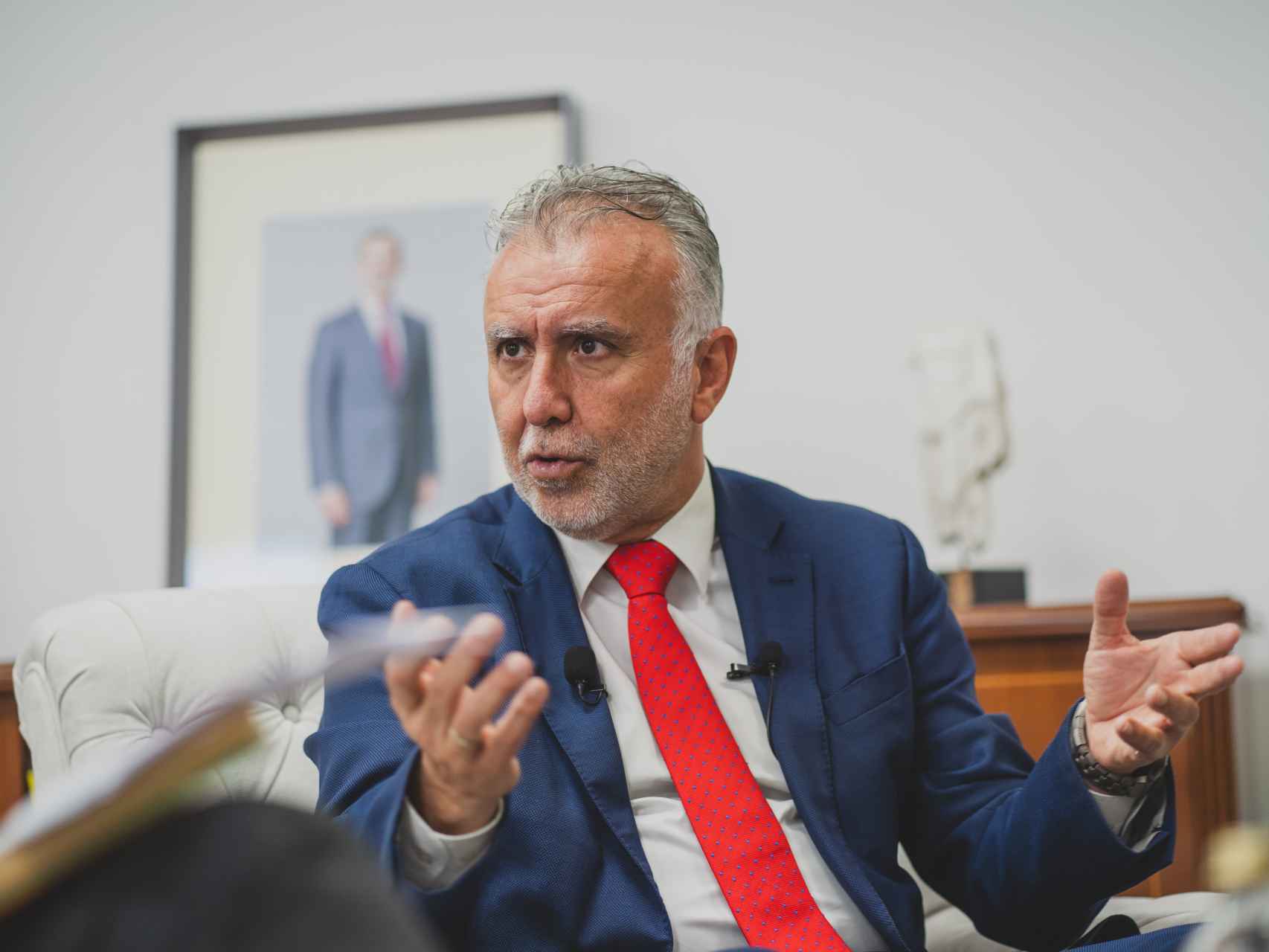 El nuevo responsable de Política Territorial, Ángel Víctor Torres, esta semana, en su despacho del Ministerio, con el retrato de Felipe VI a la espalda.