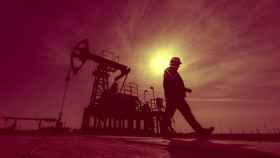 Un trabajador de un pozo petrolífero en Kazajistán.