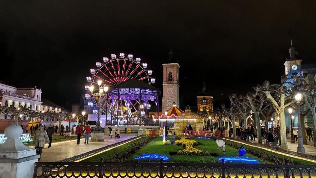 Conoce el mercadillo de Navidad más bonito de Madrid con una gran noria de 40 metros, una pista de hielo y entrada gratuita.