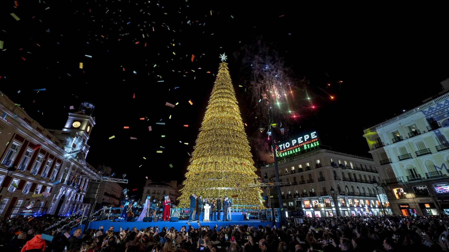 Centenares de personas asisten al encendido de luces de navidad en la Puerta del Sol de Madrid.