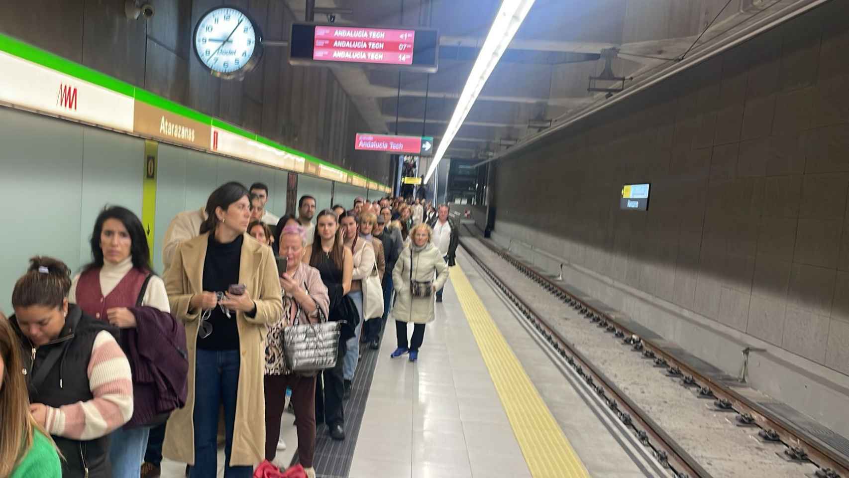 Cola de pasajeros en el interior de la estación del Metro de Málaga en el Centro.