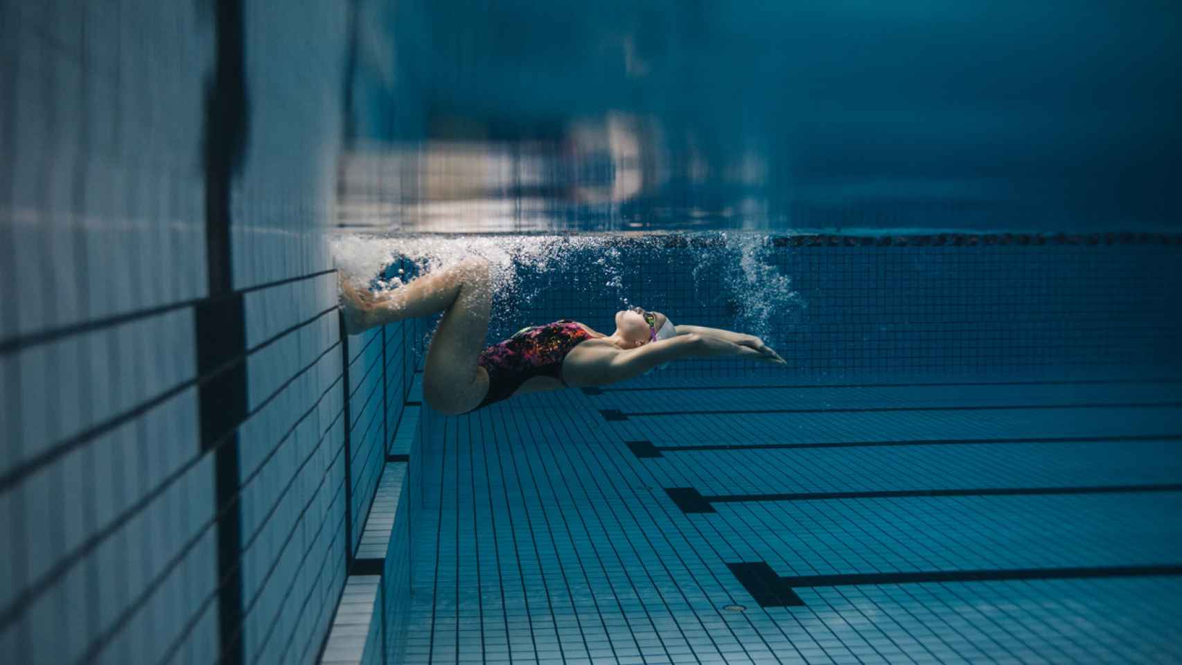 Nadar se relaciona con tasas más bajas de problemas y enfermedades del corazón.