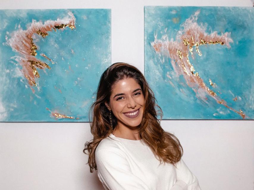 Itziar Rivera junto a su obra.