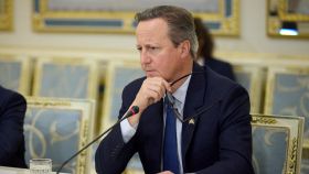 El ministro de Exteriores británico, David Cameron, durante una visita a Ucrania.
