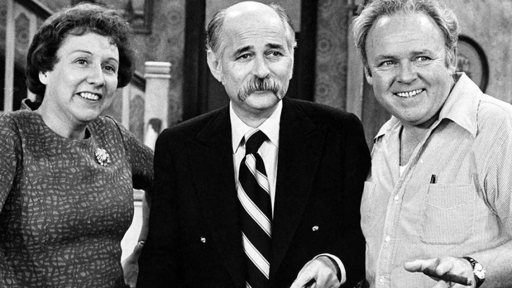 Norman Lear (centro) con Jean Stapleton y Carroll O’Connor de ‘All in the Family’