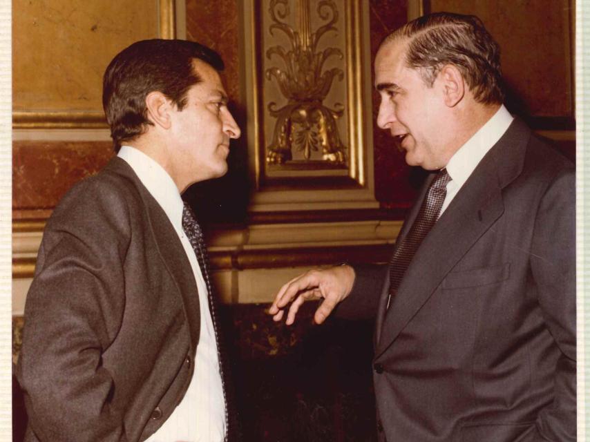 Adolfo Suárez y Antonio Fontán, en una conversación de pasillo.