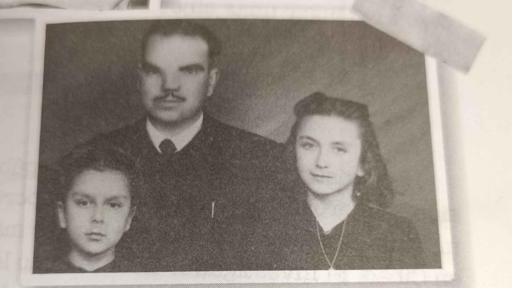 Recorte de un álbum de familia con Próspera (izquierda), su padre y Anita, a la derecha