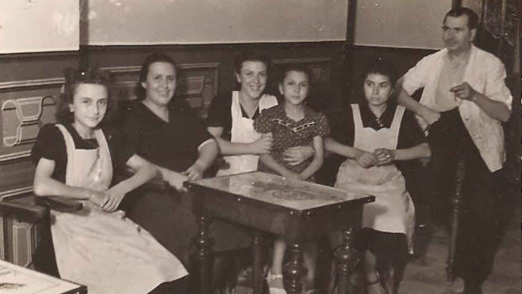 Fotografía de familia al completo. Próspera aparece en el centro, en las rodillas de su hermana