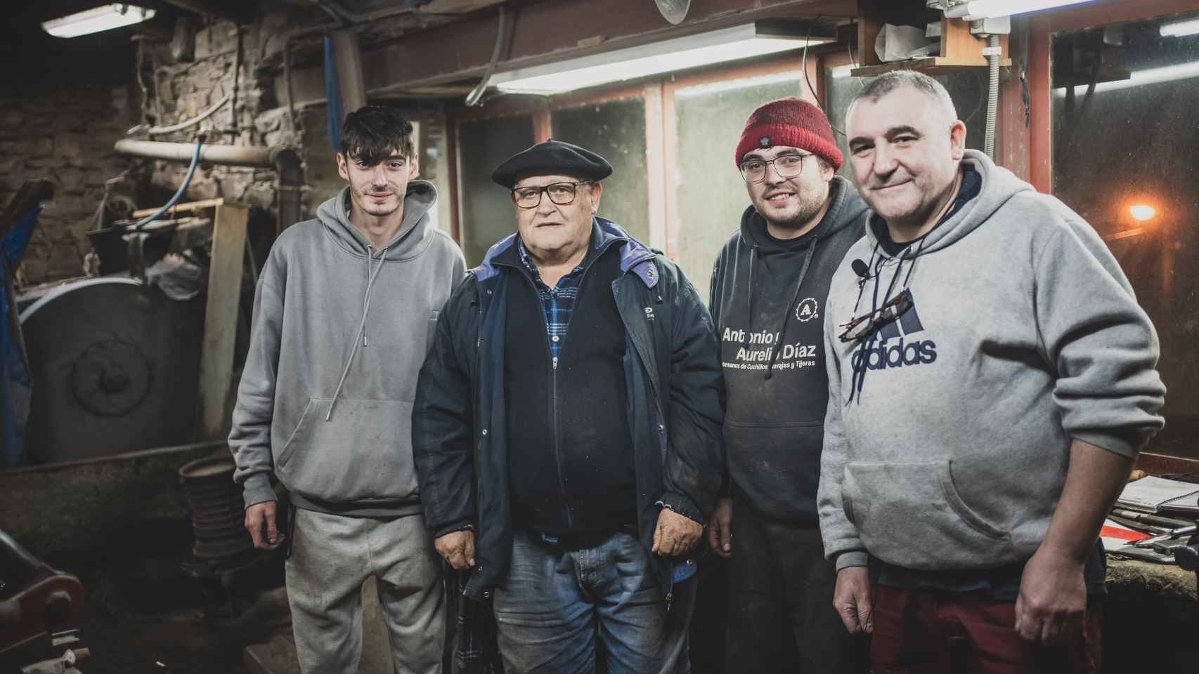 Antonio Díaz y su familia en su taller tradicional de navajas: tres generaciones de maestros cuchilleros unidos por la sangre y la pasión por el oficio.