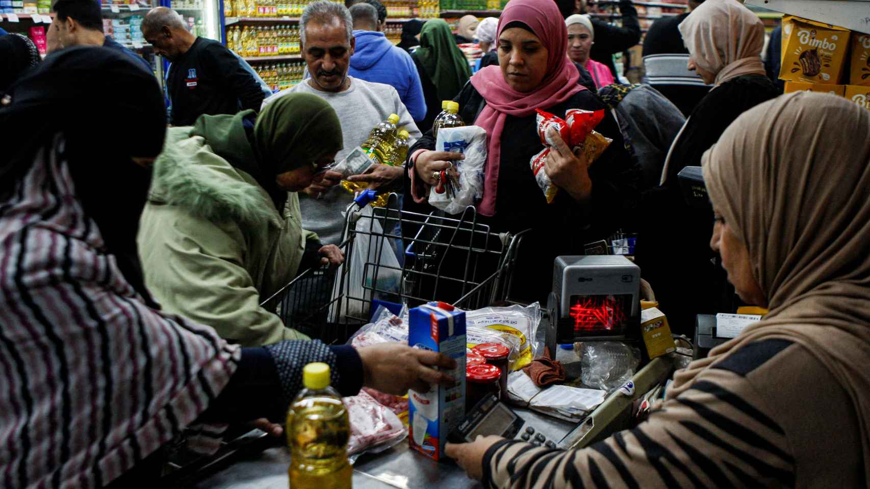 El pueblo egipcio compra productos alimenticios subsidiados con tarjetas de suministro en el mercado de asociaciones de consumidores o supermercado gubernamental en El Cairo.