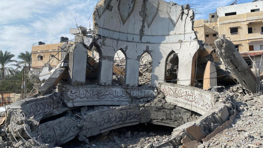 Mezquita destruida por ataques israelíes en el centro de la Franja de Gaza.