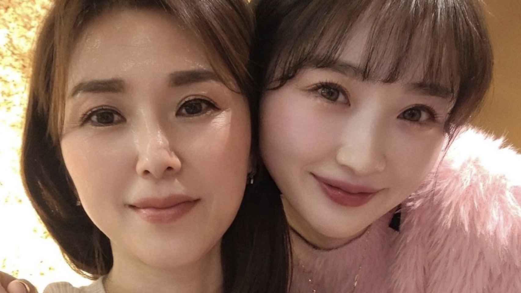 Evelyn Jeong con su madre en una fotografía de Instagram.