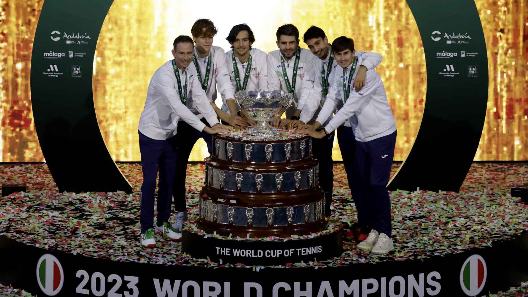 La selección italiana posa con el trofeo de la Copa Davis.