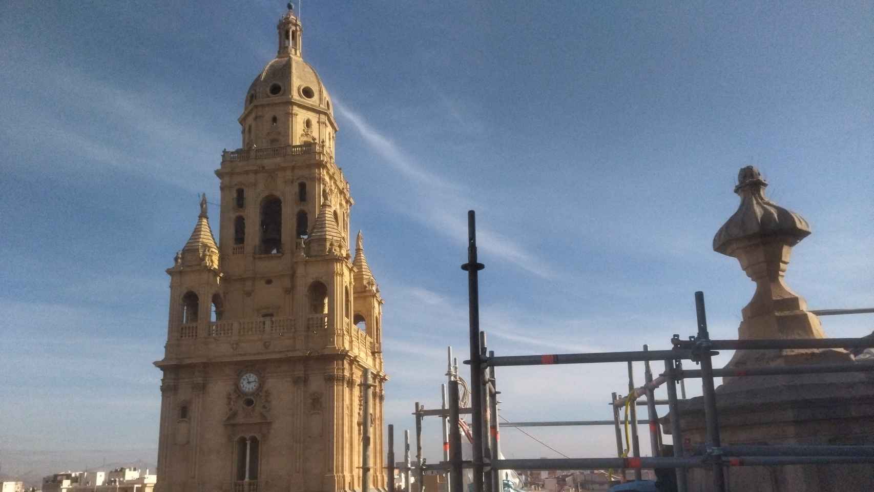 La torre campanario de la Catedral de Murcia.