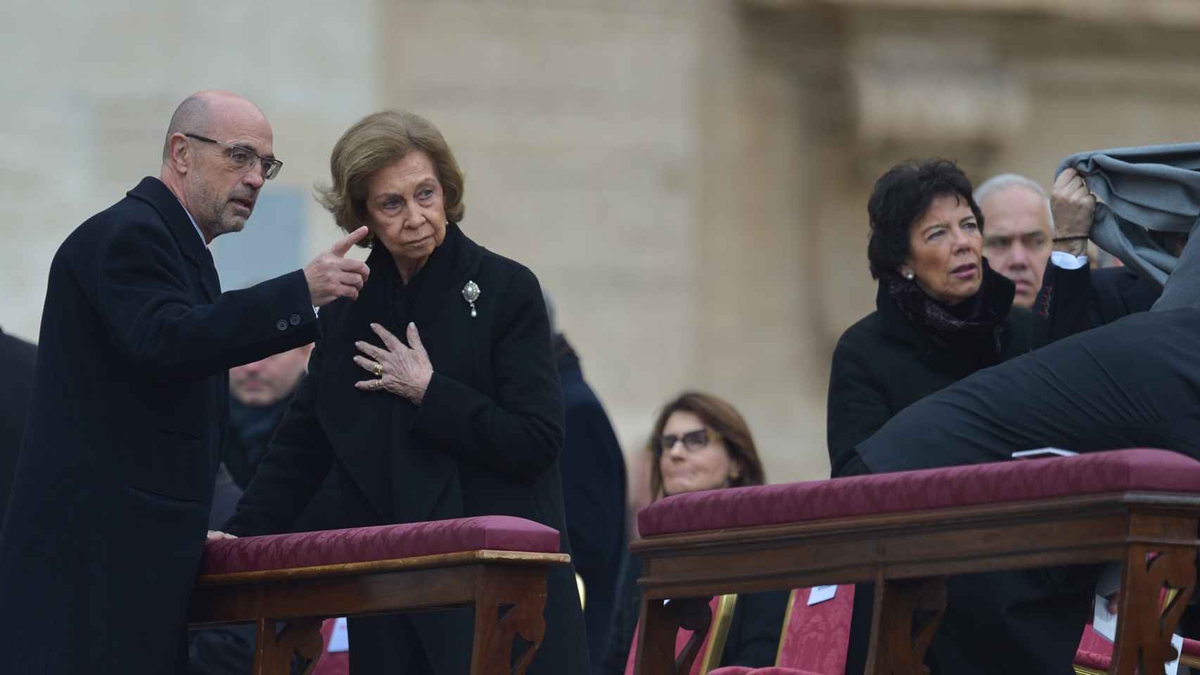 Doña Sofía e Isabel Celáa durante el entierro de Benedicto XVI en el Vaticano, el pasado 5 de enero de 2023.