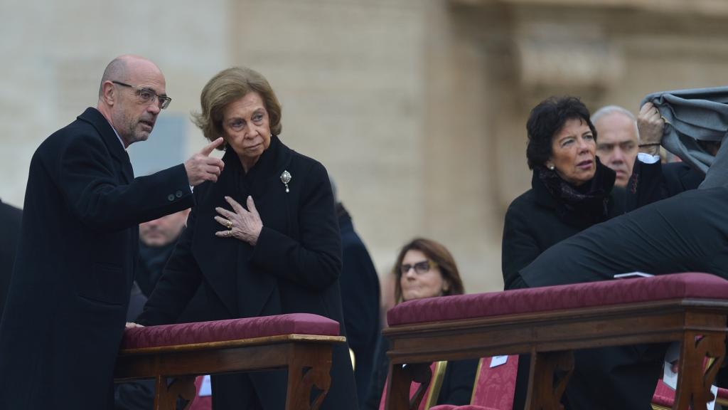 Doña Sofía e Isabel Celáa durante el entierro de Benedicto XVI en el Vaticano, el pasado 5 de enero de 2023.
