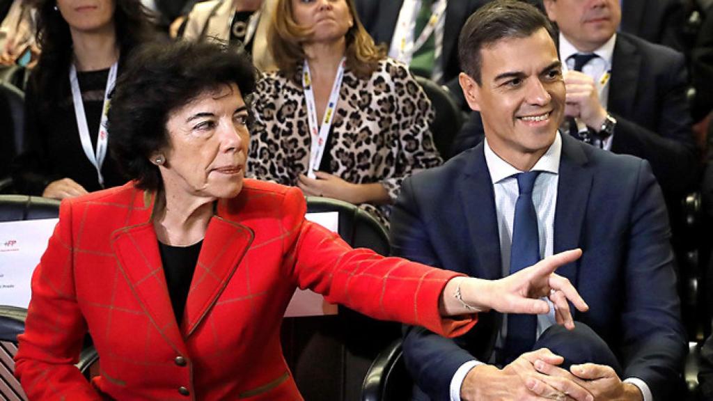 Isabel Celáa, embajadora de España ante la Santa Sede,  y Pedro Sánchez, presidente del Gobierno, en noviembre de 2018.