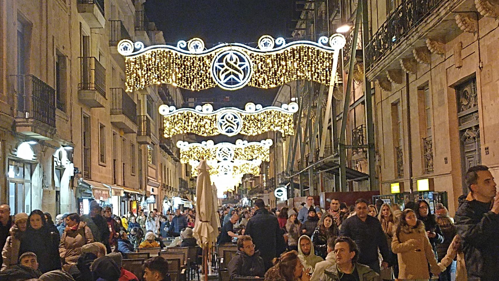 Calle Rúa Mayor con su iluminación navideña y repleta de turistas
