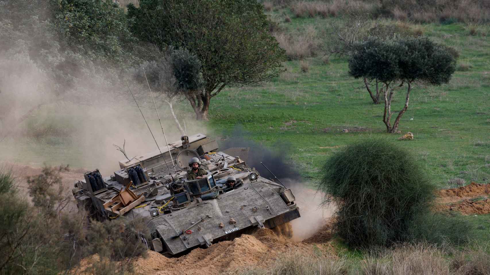 Vehículos militares israelíes maniobran en la Franja de Gaza.