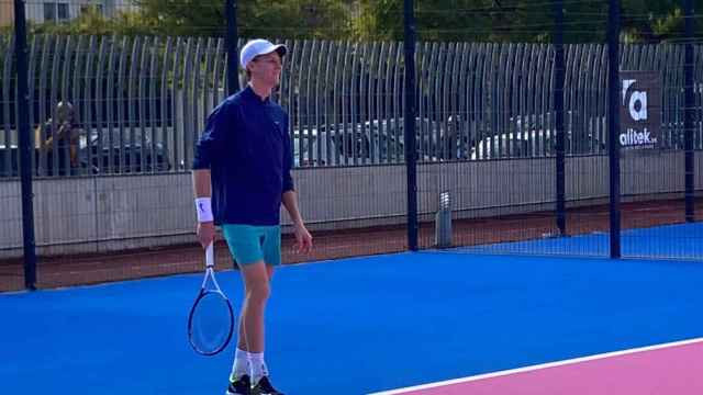 El tenista Jannik Sinner, entrenando en el Arena Alicante.