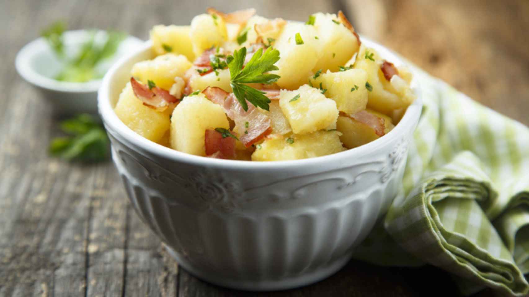 Una ensalada campera, cuyo ingrediente principal son las patatas cocidas.