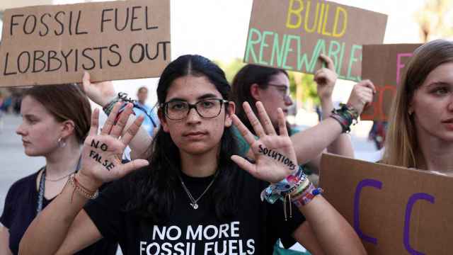 Un grupo de jóvenes se manifiesta a las puertas del pabellón que acoge la COP28 en Dubái.
